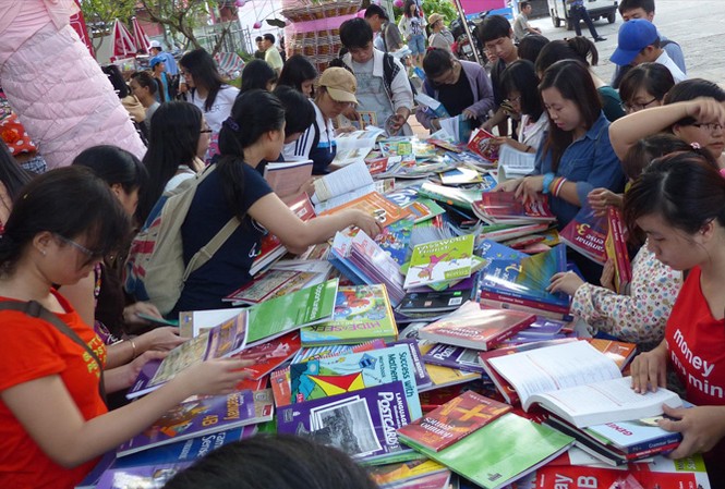 Nhiều 'hàng độc' tại hội sách lớn nhất nước Hội sách TPHCM luôn thu hút đông đảo khách tham quan, mua sắm.