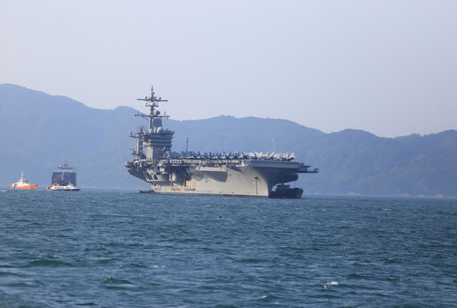 Mỹ sẽ tiếp tục hợp tác với Việt Nam về an ninh biển Tàu sân bay Mỹ Carl Vinson neo đậu tại vịnh Đà Nẵng hồi tháng 3. Ảnh: Nguyễn Thành.