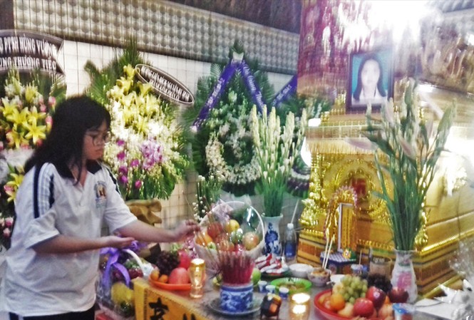 Một nốt lặng sau đám cháy chung cư Bạn học tới thắp hương. Ảnh: Trần Nguyễn Anh.