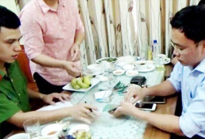 Kết luận “cưỡng đoạt tài sản”, ông Duy Phong nói mình bị ép cung Ông Lê Duy Phong bị bắt quả tang.