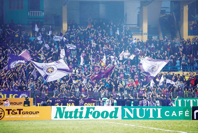 CLB Hà Nội 'lên đời' nhờ hiệu ứng U23 Việt Nam Đông đảo CĐV tới sân Hàng Đẫy cổ vũ cho CLB Hà Nội nhờ hiệu ứng U23 Việt Nam. Ảnh: VSI.