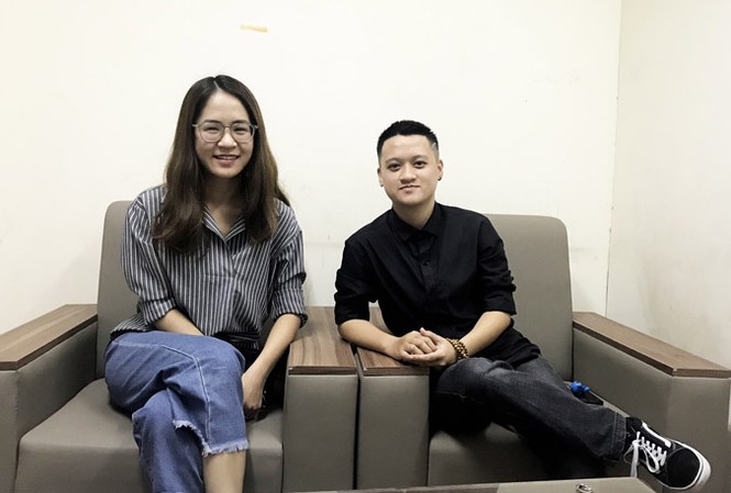 Nở, Nếp, Nụ xóa mù tính dục Trịnh Thu Giang (bìa trái) và Nguyễn Bằng Giang, hai thành viên dự án. Ảnh: Lan Hương.