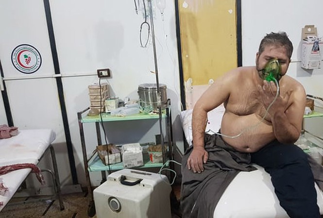 Hàng trăm người Syria thương vong vì vũ khí hóa học? Một người Syria được báo chí phương Tây chú thích là nạn nhân vụ tấn công hóa học tối 7/4 đang được điều trị. Ảnh: Getty Images.