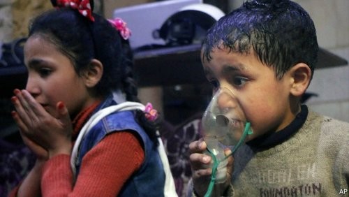 Tổng thống Trump tuyên bố chính quyền Syria 'sẽ phải trả giá đắt' Hình ảnh em bé sau vụ tấn công bằng vũ khí hóa học. Ảnh: The Economist.