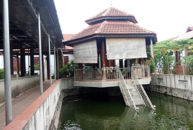 Công an Đắk Lắk chưa nhận được hồ sơ vụ biệt thự gỗ “khủng” Một góc bên trong “biệt phủ” của ông Trần Ngọc Quang.