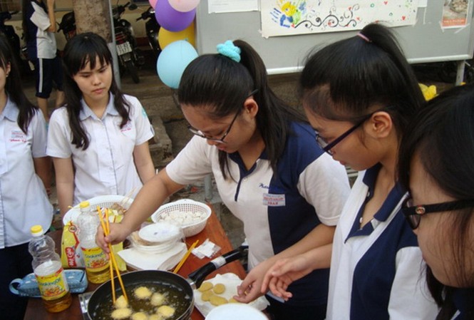 “Trầy vi tróc vảy” vào trường… mẹ chọn Một buổi sinh hoạt ngoại khóa của học sinh trường tư thục Nguyễn Khuyến.