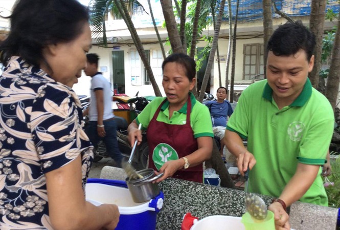 Sống để gieo mầm yêu thương Lê Huy (ngoài cùng bên phải) đang phát cháo cho bệnh nhân ở Bệnh viện K (Quán Sứ, Hà Nội). Ảnh: Bình Minh.