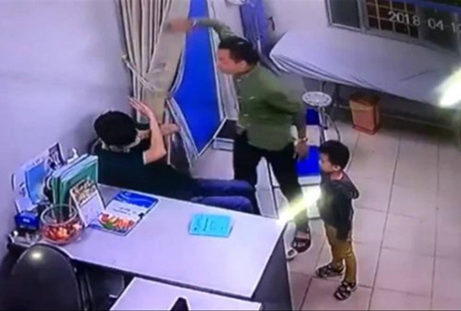 Đại biểu quốc hội lo bác sĩ phải đi... học võ Cảnh hành hung bác sĩ tại BV Xanh Pôn, Hà Nội. Ảnh cắt từ clip.