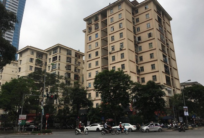 Nhà tái định cư: Ngổn ngang những câu hỏi trách nhiệm Nhiều chung cư tái định cư ở Hà Nội đang xuống cấp trầm trọng, nhưng có nhiều rào cản gây khó khăn cho việc quản lý, điều hành. Ảnh: Trường Phong.
