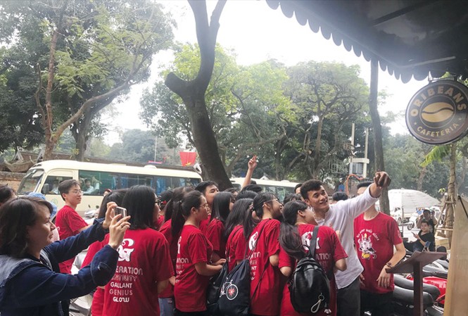 Ngôi sao, truyền thông và bóng đá Thủ môn Bùi Tiến Dũng selfie chiều lòng các fan trẻ trong một lần xuất hiện ở Hà Nội. Ảnh: V.X