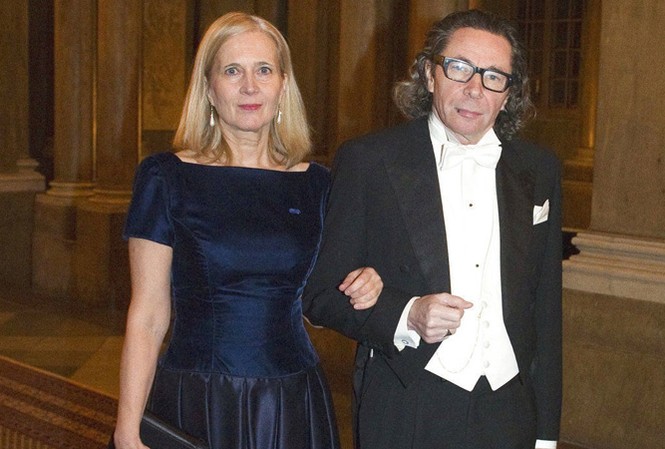 Dính bê bối sex, giải Nobel văn chương 2018 bị hoãn Nhà văn hóa Thụy Điển gốc Pháp Jean-Claude Arnault (phải) bị tố cáo tấn công tình dục 18 phụ nữ và bà Katarina Frostenson. Ảnh: AP.