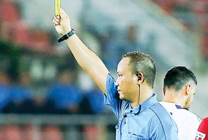 Ai chịu trách nhiệm khi trọng tài sai? Trọng tài Văn Kiên mắc sai sót nghiêm trọng ở vòng 7 V-League. Ảnh: VSI.