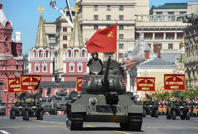 Thủ tướng Nguyễn Xuân Phúc chúc mừng Thủ tướng Nga Xe tăng T-34 huyền thoại tại lễ diễu binh 9/5 ở Mátxcơva. Ảnh: Getty Images.