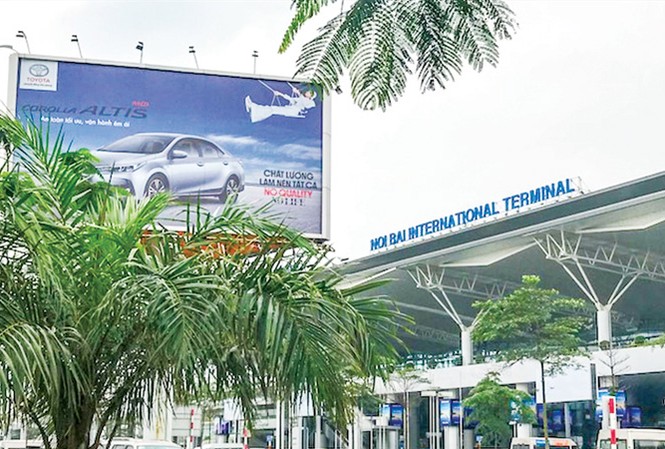Hà Nội: Quảng cáo tấm lớn bị thao túng như thế nào? Biển quảng cáo tại cảng hàng không Nội Bài.