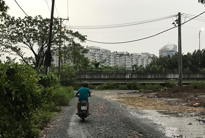 Từ vùng đất bình an đến đô thị “sóng gió” Từ khu ở tạm của dân Thủ Thiêm nhìn ra siêu đô thị.