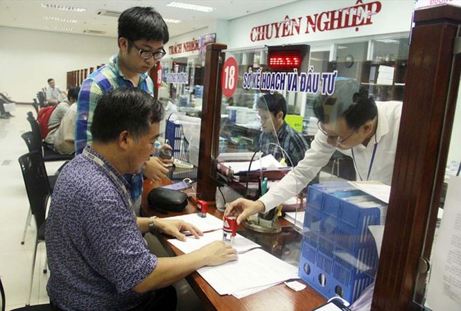 Nhân tài và 'vườn ươm lãnh đạo' Sở KH&ĐT Đà Nẵng có 10 học viên Đề án 922 đang công tác. (Trong ảnh: Người dân làm thủ tục tại khu một cửa của Sở tại Trung tâm hành chính thành phố). Ảnh: Thanh Trần.