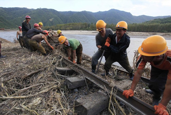 Sau hội nghị thượng đỉnh Mỹ-Triều: Vẽ lại bức tranh an ninh châu Á Viễn cảnh hòa bình tại CHDCND Triều Tiên mở ra cơ hội làm ăn cho các nhà đầu tư láng giềng. Trong ảnh: Công nhân Triều Tiên sửa một đường ray xe lửa bị tàn phá trong lũ lụt (Time)
