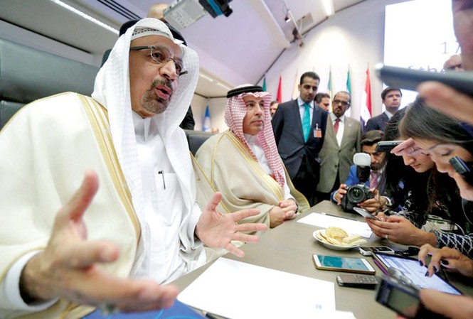 Giá dầu thế giới khó giảm Bộ trưởng Năng lượng Ả rập Xê- út Khalid al-Falih cảnh báo thế giới có thể đối mặt với thâm hụt nguồn cung dầu mỏ. Ảnh: New York Times.