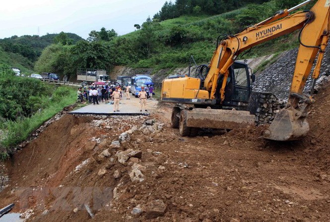 Mưa lũ tại Lai Châu, Hà Giang: Không để dân đói khát Khắc phục đường sạt lở do mưa lũ tại huyện Tân Uyên (Lai Châu). Ảnh: TTXVN.