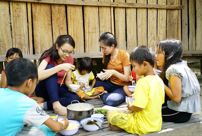 Nhật ký hành trình nhân ái Bữa cơm chứa đựng tình cảm mà các thí sinh HHVN dành cho các em nhỏ ở làng Canh Giao.