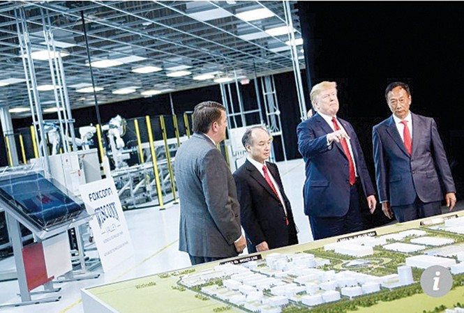 Thời điểm áp thuế tới gần, Mỹ-Trung hối hả hành động Ông Trump tham dự lễ động thổ xây dựng nhà máy Foxconn tại bang Wisconsin. Ảnh: CNN