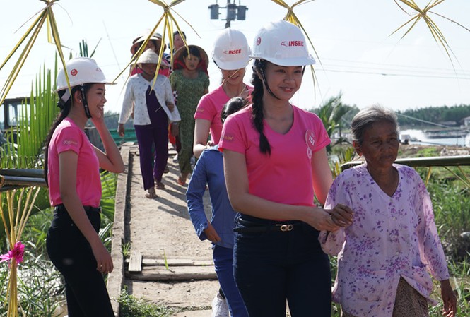Người đẹp nhân ái - HHVN 2018: Xuôi về Tiền Giang Thí sinh Hoa hậu Việt Nam 2018 đón bà con tại ấp Pháo Đài, xã Phú tân, huyện Tân Phú Đông, tỉnh Tiền Giang tới dự lễ Khởi công dự án cải tạo cầu Tám Mẹo trong niềm hân hoan.