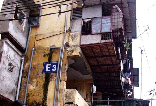 Mịt mờ đô thị vệ tinh Chung cư cũ Quỳnh Mai, Hà Nội. Ảnh: Hồng Vĩnh.
