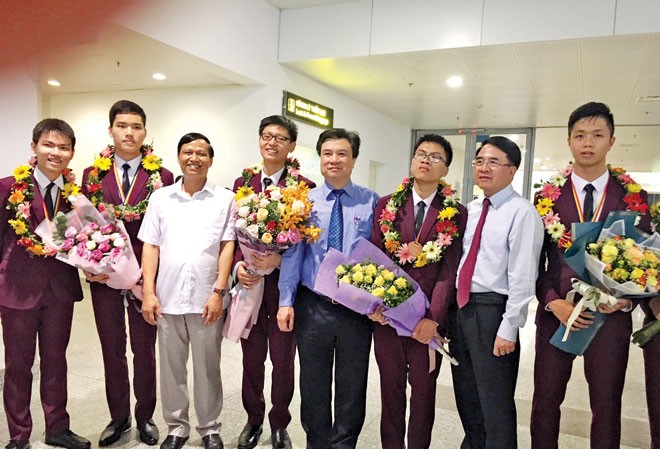 Chàng trai Vàng Toán học nói về việc thu hút người tài Nguyễn Quang Bin (thứ 4 từ trái) tại sân bay quốc tế Nội Bài.