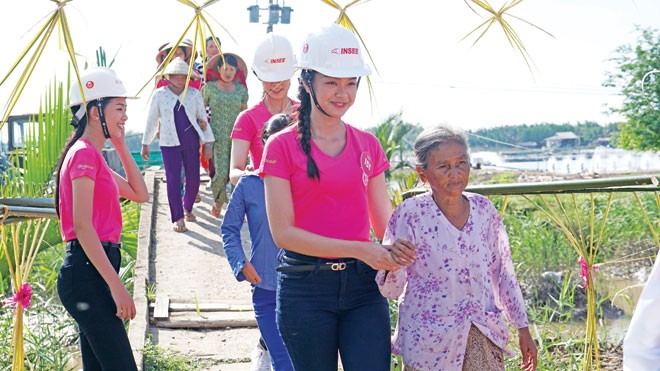 Hành trình của nụ cười và nước mắt Dự án “Nhịp cầu yêu thương”- Cải tạo cầu Tám Mẹo tại ấp Pháo Ðài, tỉnh Tiền Giang do nhóm 4 thí sinh thực hiện gồm: Nguyễn Thị Hồng Tuyết (SBD 052), Ðinh Thị Triều Tiên (SBD 535), Phạm Thị Thu Hà (SBD 182), Nguyễn Thị Nhật Minh (SBD 151).