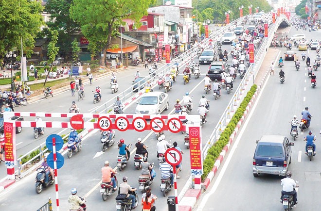 Giảm điểm ùn tắc, tăng kết nối ngoại thành Cầu vượt Tây Sơn - Chùa Bộc, một trong nhóm 09 công trình cầu vượt thép xóa điểm đen ùn tắc sau khi được thông xe. Ảnh: T.Ðảng.