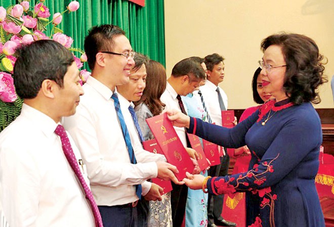Khi lãnh đạo 'phỏng vấn' cán bộ quy hoạch Phó Bí thư Thường trực Thành ủy Hà Nội Ngô Thị Thanh Hằng trao Giấy chứng nhận tốt nghiệp cho các học viên. Ảnh: TH/KTĐT.