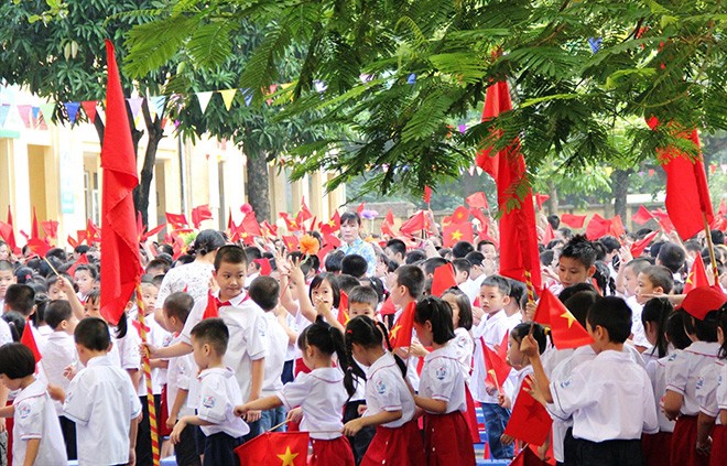 Đồng phục học đường: Loạn chiêu - Phụ huynh nặng gánh, bức xúc Học sinh trường Tiểu học Ngũ Hiệp trong màu áo đồng phục. Ảnh: Bảo An.
