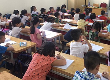Tiếng Anh liên kết: Chiết khấu tới 20% là khó chấp nhận Cơ sở vật chất trường công do Nhà nước đầu tư, bởi vậy việc các Trung tâm Tiếng Anh liên kết chiết khấu tỷ lệ phần trăm cao là điều khó chấp nhận. Ảnh chỉ mang tính minh họa. Ảnh: N.Hà.