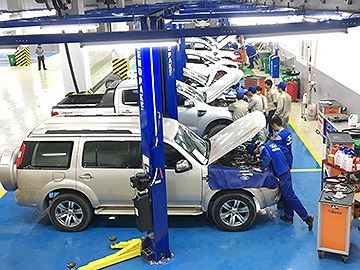 Công nghiệp ô tô: Vì sao tỷ lệ nội địa hóa thấp? Công nhân một doanh nghiệp FDI đang kiểm tra kỹ thuật xe
