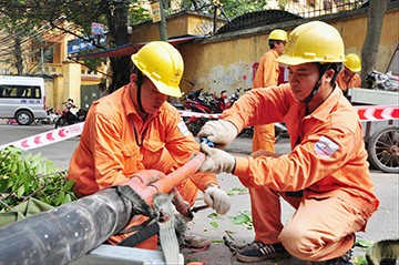 Bộ Công Thương và EVN: Kêu gánh nặng bù lỗ, cảnh báo thiếu điện Theo Bộ Công Thương, hiện vẫn còn gần 10.000 tỷ đồng chênh lệch tỷ giá chưa được tính đầy đủ vào giá điện Ảnh: PV