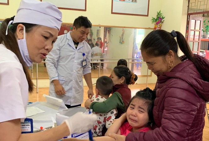 Hàng trăm trẻ nhiễm sán lợn ở Bắc Ninh: Cần sớm tìm ra nguyên nhân Phụ huynh đưa con đến lấy máu xét nghiệm