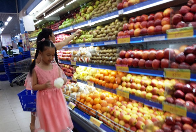 Vương quốc trái cây Việt 'thất thủ': Tiên trách kỷ, hậu trách nhân Trái cây ngoại bày bán tràn ngập ở siêu thị Co.opmark Cần Thơ