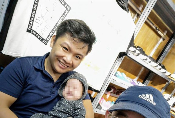 Người 'mua dây buộc mình' Anh Lê Thành Trung (đội mũ) bế Bình An được CLB cứu sống. Ảnh: NVCC