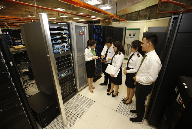 Vì sao kết luận kiểm toán không được công khai kịp thời? Kiểm toán Nhà nước thực hiện việc kiểm toán hệ thống công nghệ thông tin liên quan đến lập báo cáo tài chính năm 2016 tại Ngân hàng Vietcombank. Ảnh: Như Ý