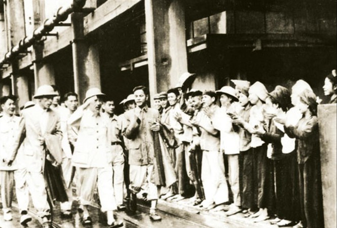 Kỷ niệm 90 năm thành lập chi bộ Đoàn đầu tiên: Nơi thắp lửa cách mạng Bác Hồ về thăm Nhà máy Xi măng Hải Phòng ngày 30/5/1957. Ảnh: tư liệu
