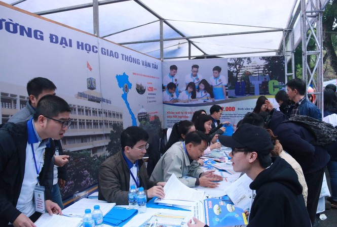 Học ngành nào có cơ hội việc làm cao? Thí sinh tham gia ngày hội tuyển sinh 2019 Ảnh: Nghiêm Huê