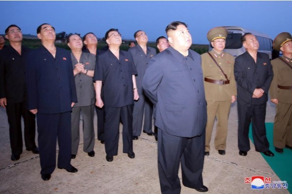 Triều Tiên hoàn tất phát triển tên lửa đạn đạo mới? Nhà lãnh đạo Kim Jong Un và các quan chức Triều Tiên chứng kiến việc phóng thử tên lửa. Ảnh: KCNA/Reuters