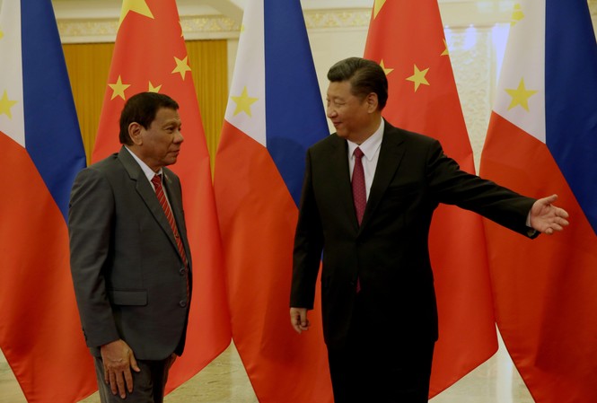 Philippines sẽ phản đối Trung Quốc về biển Đông Tổng thống Philippines Rodrigo Duterte (trái) trong một lần hội kiến với chủ tịch Trung Quốc Tập Cận Bình. Ảnh: Rappler