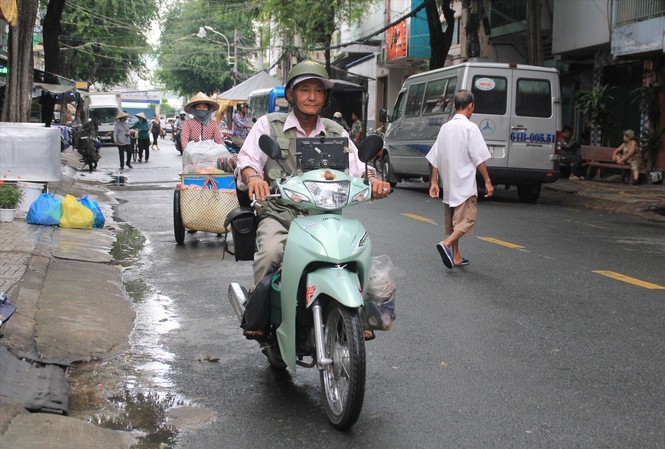 'Chủ tịch rác' tên... Thơm Ông Tống Văn Thơm với chiếc xe "hành hiệp trượng nghĩa" mỗi ngày. Ảnh: Ngô Tùng