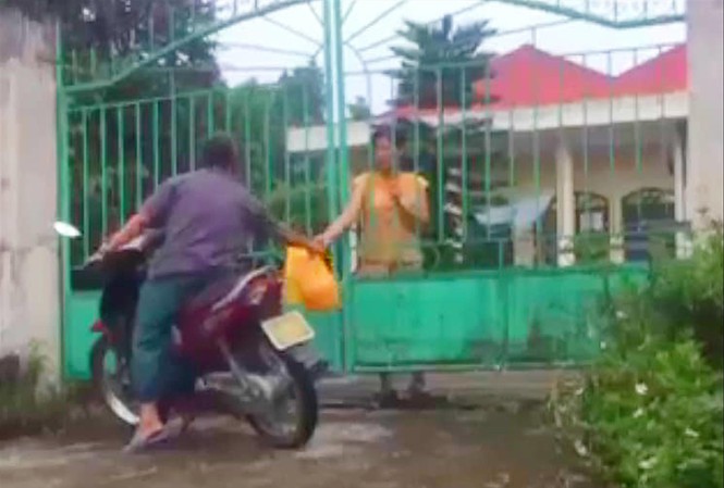 Chủ tịch Hà Nội yêu cầu làm rõ nghi vấn “ăn chặn” hàng từ thiện cho trẻ tàn tật Hình ảnh nghi là vận chuyển quà ra khỏi Trung tâm Nuôi dưỡng người già và trẻ tàn tật