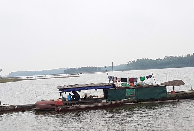 Chạnh lòng Đồng Mai Gia đình anh Nguyễn Văn Trang đã rời bỏ “tư dinh” của mình ở hồ Suối Hai để trở về sum họp với gia đình để bắt đầu cuộc mưu sinh mới.