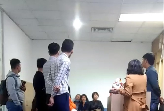 Hàng loạt công ty xuất khẩu lao động chui: Người lao động sập bẫy Sau gần 1 năm cam kết nhưng không đưa lao động xuất cảnh, mới đây hàng loạt lao động đã căng băng rôn yêu cầu Cty QLT Việt Nam trả lại tiền và hồ sơ