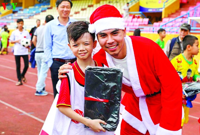 Bí mật của các sao bóng đá Việt Nam Tiền vệ Đức Huy trong vai ông già Noel