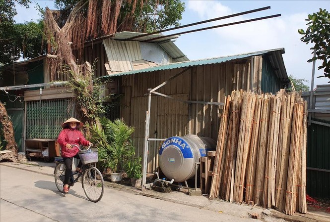Tràn lan lấn lòng sông Tô Lịch, dựng nhà trái phép Các hộ dân tự ý lấn chiếm, kè gạch đắp đất lấn chiếm lòng sông Tô Lịch tại huyện Thường Tín