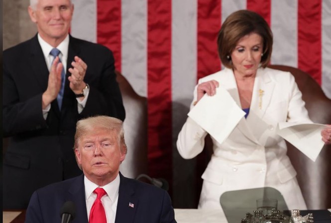 Thông điệp liên bang và mối bất hòa Trump-Pelosi Bà Pelosi xé bản thông điệp khi ông Trump vừa đọc xong. Ảnh: Reuters
